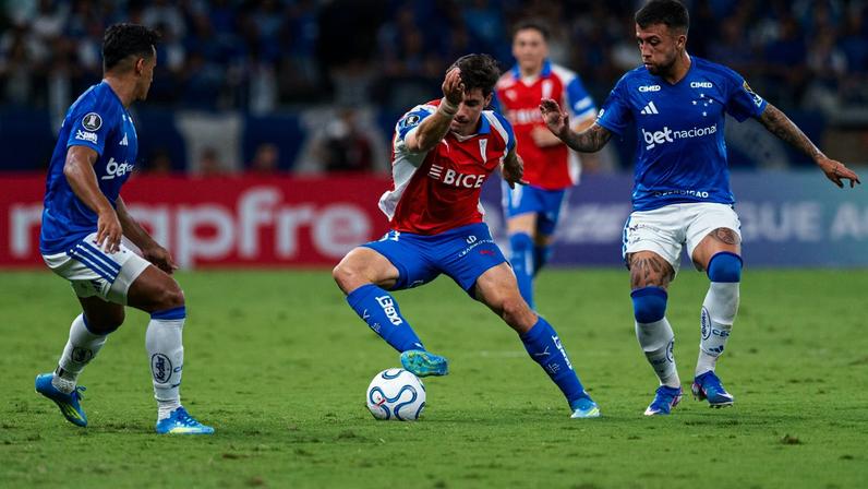 Cruzeiro sofre gol no final e perde para a Universidad Católica no Mineirão