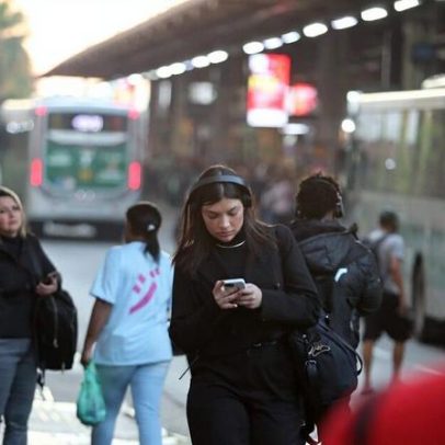 Influenciador diz ter celular roubado ônibus SP após golpe com vômito de bebê