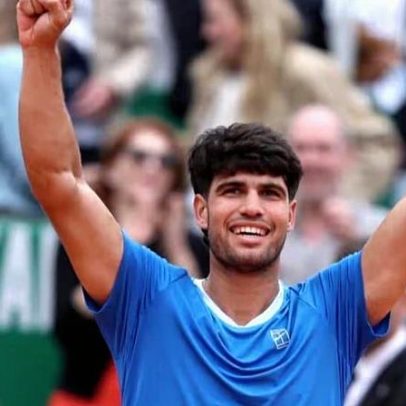 Alcaraz vence tenista da casa e encara Sinner na final de Monte Carlo