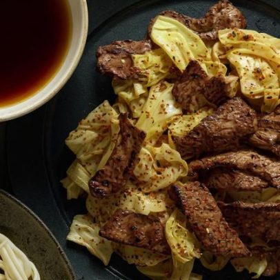Receita japonesa de carne com repolho e molho Mentsuyu