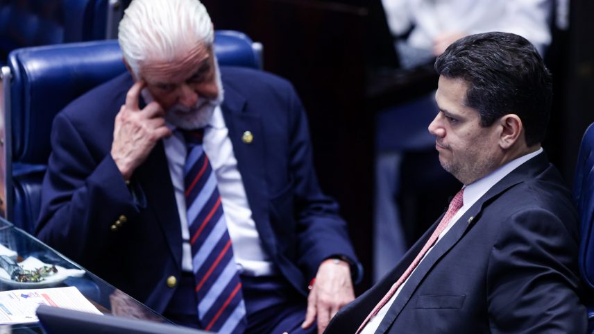 1 de 1 Jaques Wagner e Davi Alcolumbre no plenário do Senado Federal votação do Projeto de Decreto Legislativo PDL que susta o decreto do governo Lula que reajusta alíquotas do IOF - metropoles 3 - Foto: VINÍCIUS SCHMIDT/METRÓPOLES @vinicius.foto