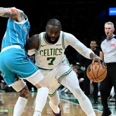 Jaylen Brown lidera Celtics e vence Hornets