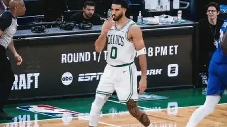 Jayson Tatum em ação pelos Celtics nos playoffs contra os 76ers