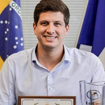 João Campos guarda cordão de ouro antes de evento no Recife