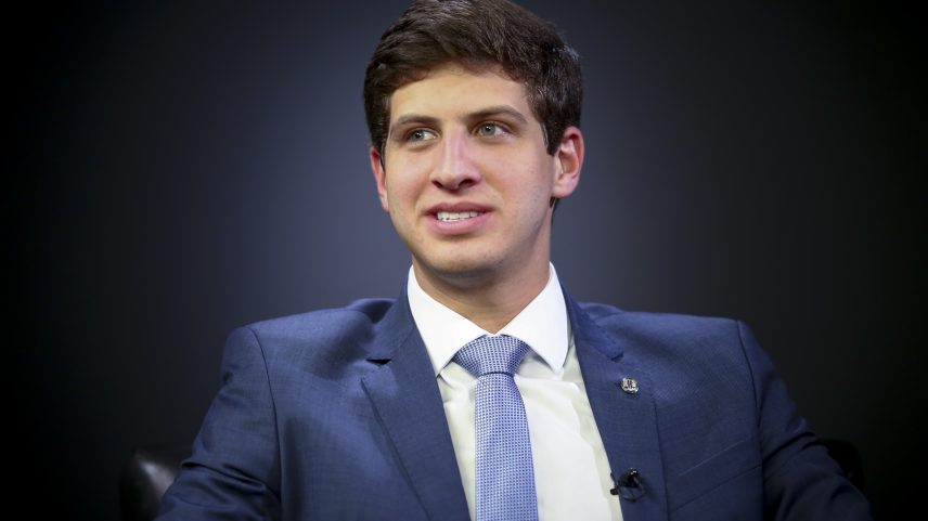 O ex-prefeito de Recife também aparece à frente na simulação de 2º turno, com 52% das intenções de voto