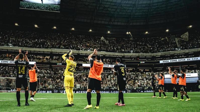 Jogadores agradecem a torcida na Arena MRV (Foto: Pedro Souza / Atlético)