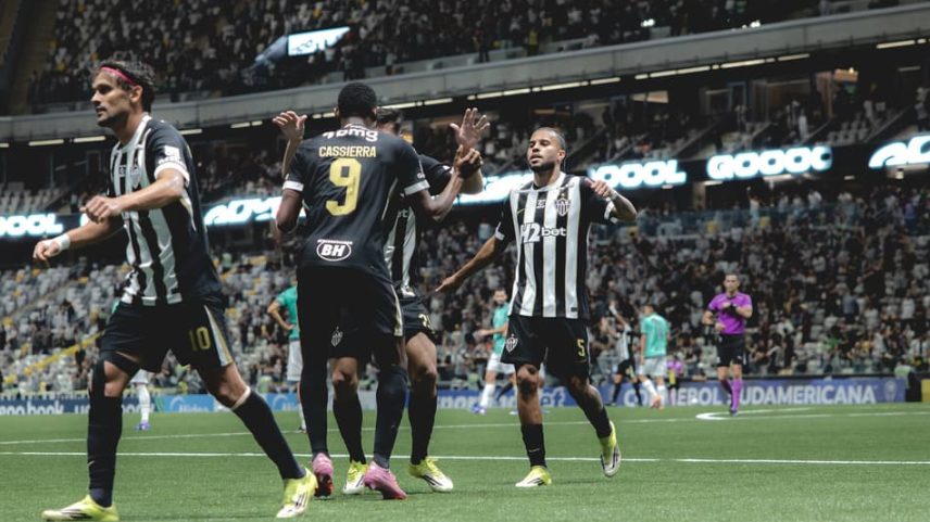 Jogadores comemoram gol contra o Juventud (Foto: Pedro Souza / Atlético)
