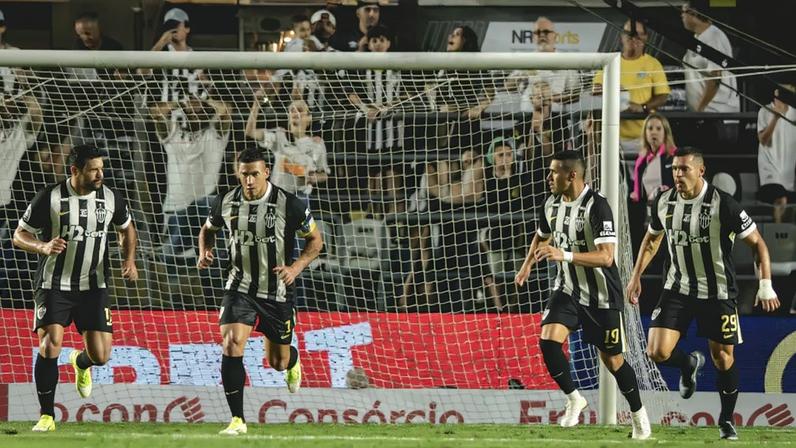 Jogadores do Atlético contra o Santos (Foto: Pedro Souza / Atlético)