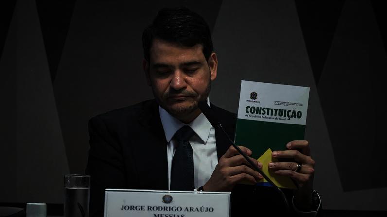 O aspirante a ministro do STF Jorge Messias segura um exemplar da Constituição durante sabatina no Senado Federal ensta quarta-feira (29). (Foto: Lula Marques / Agência Brasil)