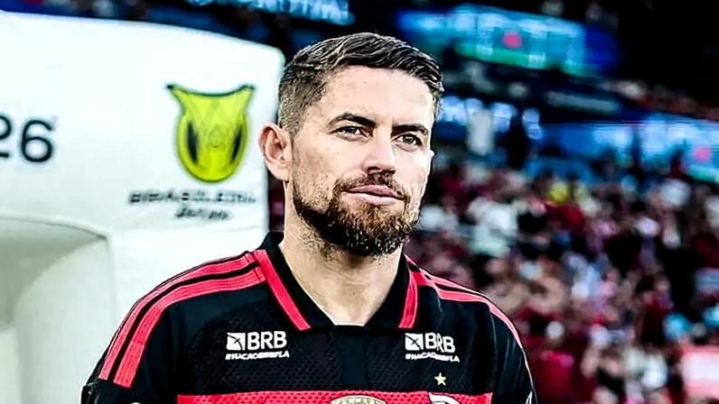 Jorginho entra em campo pelo Flamengo antes de duelo com o Santos no Maracanã (Foto: Gilvan de Souza/Flamengo)