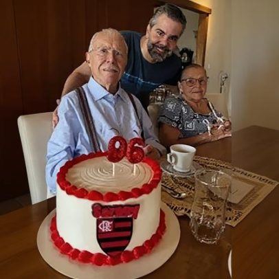 Sarney comemora 96 anos ao lado da família com bolo do Flamengo