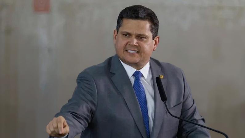 O presidente do Senado, Davi Alcolumbre (União Brasil-AP), quer evitar o baixo quórum; na imagem, o congressista durante a cerimônia de posse do novo ministro da Secretaria de Relações Institucionais, José Guimarães