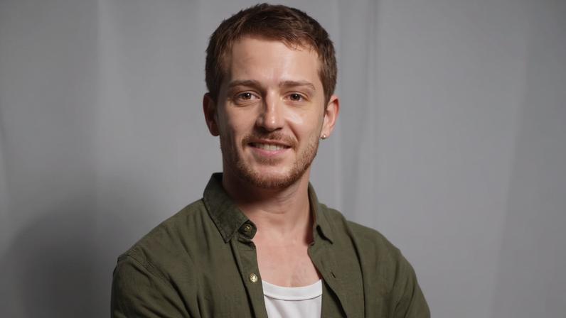 Gabriel Vivan estreia no teatro em clássico de Juca de Oliveira
