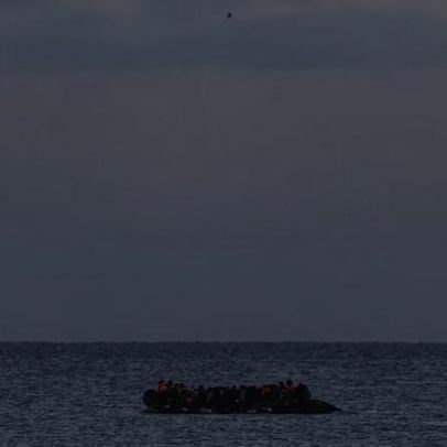 França e Reino Unido firmam acordo para conter migração no Canal da Mancha