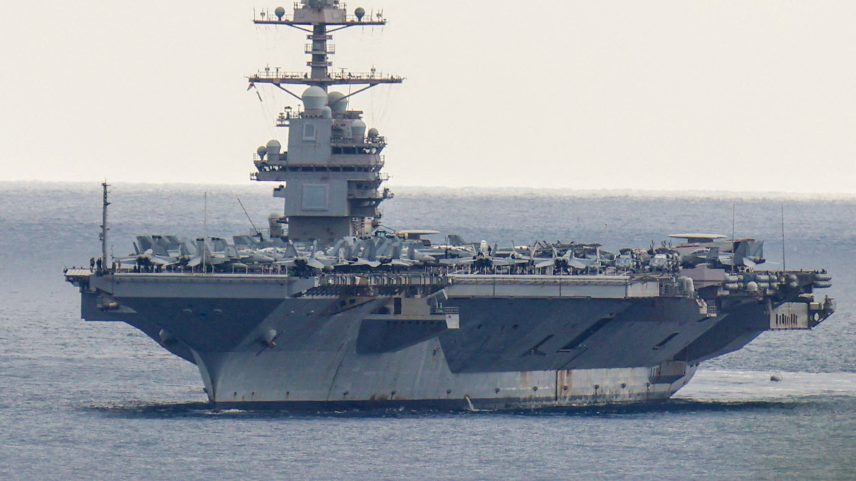 O porta-aviões USS Gerald R. Ford ao chegar à ilha de Creta, na Grécia