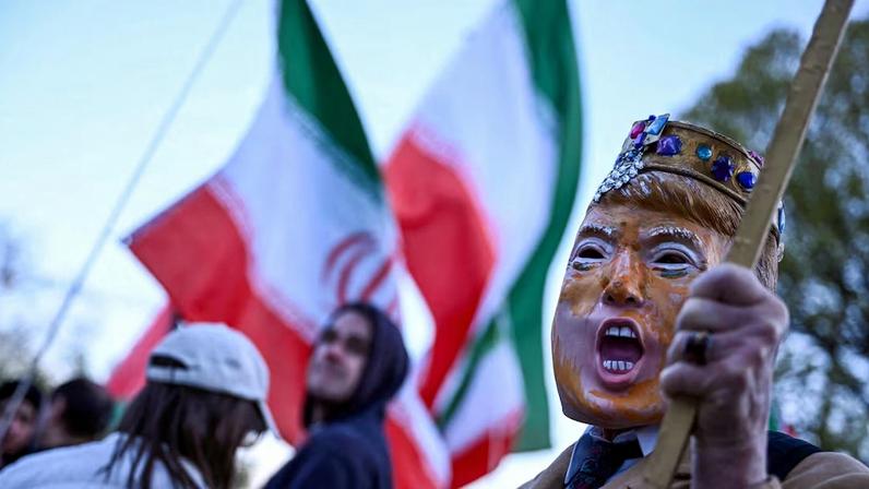Um manifestante, usando uma máscara com a imagem do presidente dos EUA, Donald Trump, participa de um protesto contra a ação militar dos EUA no Irã, perto da Casa Branca