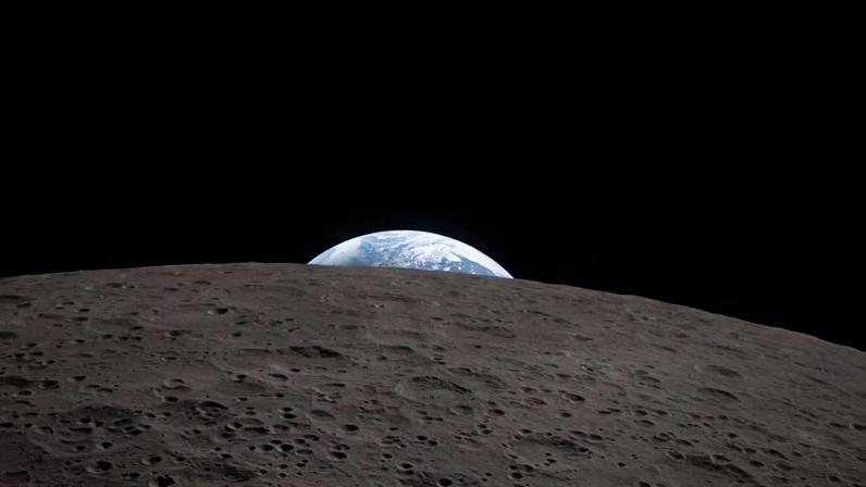 Durante o sobrevoo lunar, a Artemis II registrou o “Earthset” ao passar pelo lado oculto da Lua (Imagem: NASA)