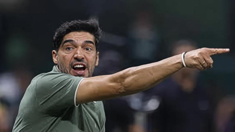 Abel critica Corinthians após 0 a 0 com dois a mais no clássico