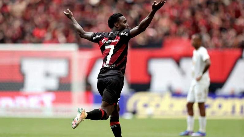 Athletico vence a Chapecoense em casa com autoridade