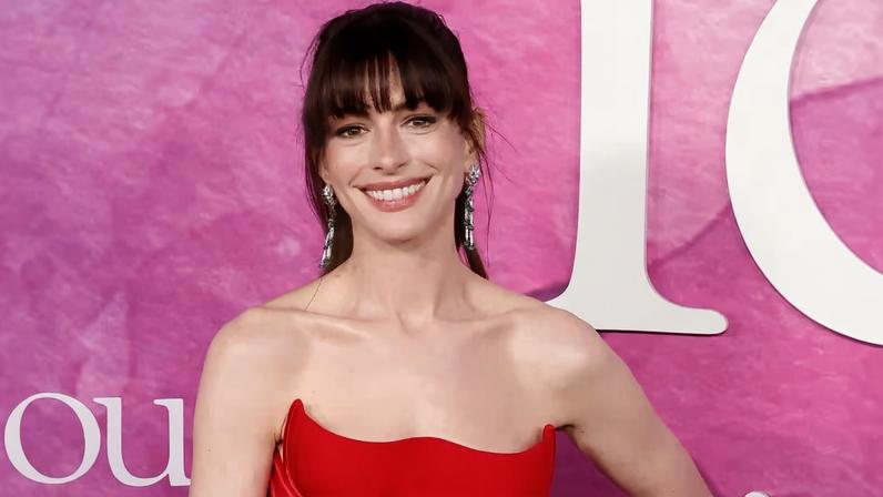 Anne Hathaway esclarece pedido por menos modelos esqueléticos em Prada 2