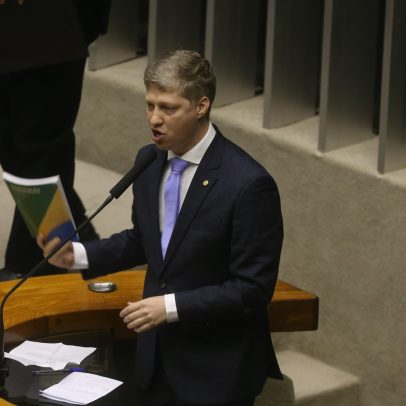 PGR denuncia Marcel van Hattem por acusação de relatório fraudulento da PF