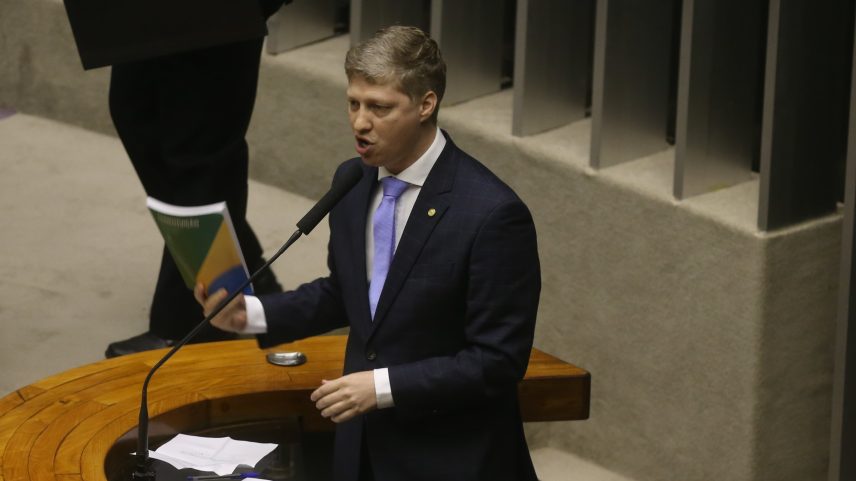 PGR denuncia deputado por ataque a delegado em discurso