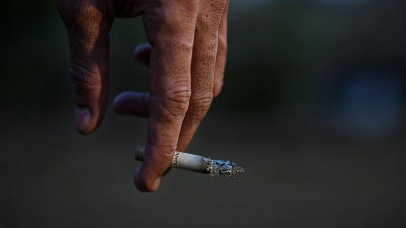 Mais de um terço dos cigarros consumidos no Brasil em 2025 foram de origem ilícita
