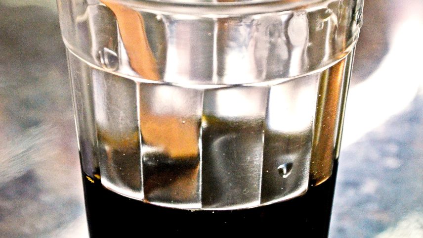 O tradicional café de coador servido no copo americano nas padarias de São Paulo