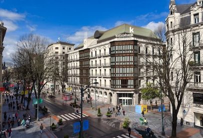 Kutxabank registra alta de 19% devido aos seguros e às comissões