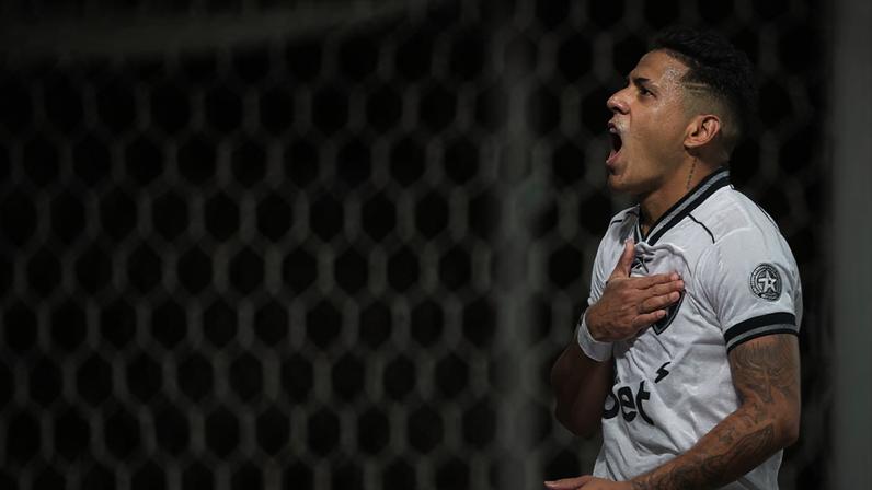 Edenilson e Matheus Martins marcam, duas vezes cada, e agravam crise dos catarinenses