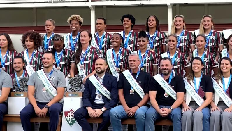 Guerreiras do Fluzão posam com trófeu da Copa Rio 2026 após vencer o Flamengo no campeonato