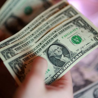 Dólar cai para R$5 e petróleo recua para US$100 com guerra no Oriente Médio