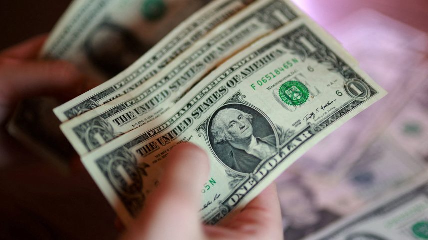 Dólar cai para R$5 e petróleo recua para US$100 com guerra no Oriente Médio