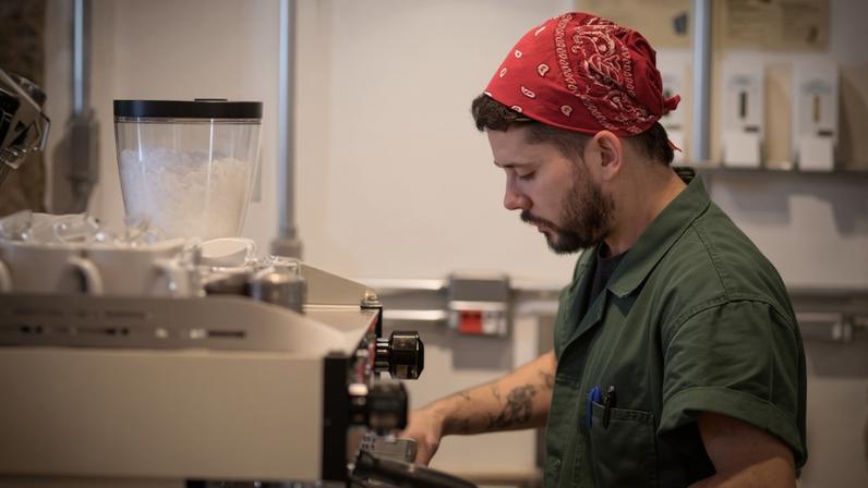 Cafeteria em São Paulo que adotou escala aponta aumento do faturamento e diz que funcionários estão mais descansados; empresas que não mantiveram modelo alegam queda na produtividade e falta de comprometimento das equipes