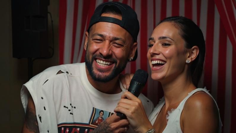 Neymar e Bruna aparecem com filhas em pool party na mansão