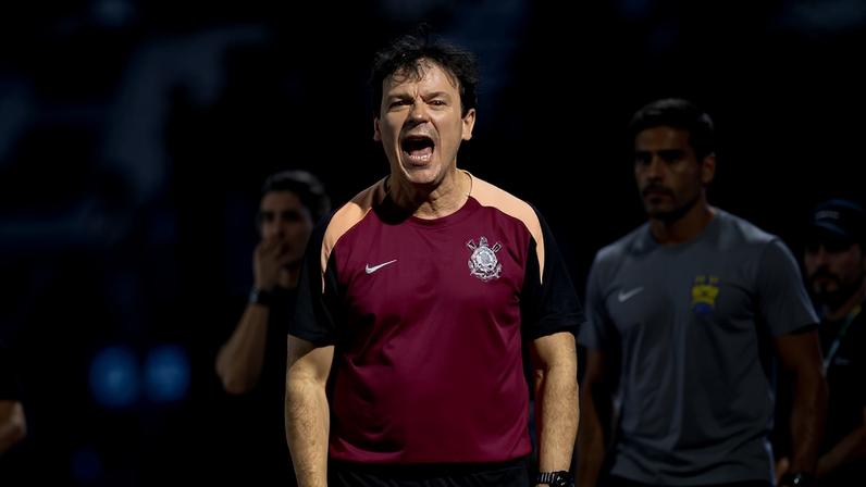 Engajamento coletivo, pressão na saída de bola e nova mentalidade transformam defesa do Timão em um dos pontos fortes da equipe