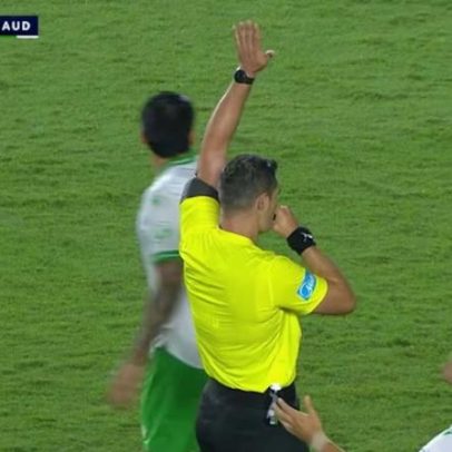 Carlos Cuesta é expulso após pênalti e Vasco sofre virada na Sudamericana