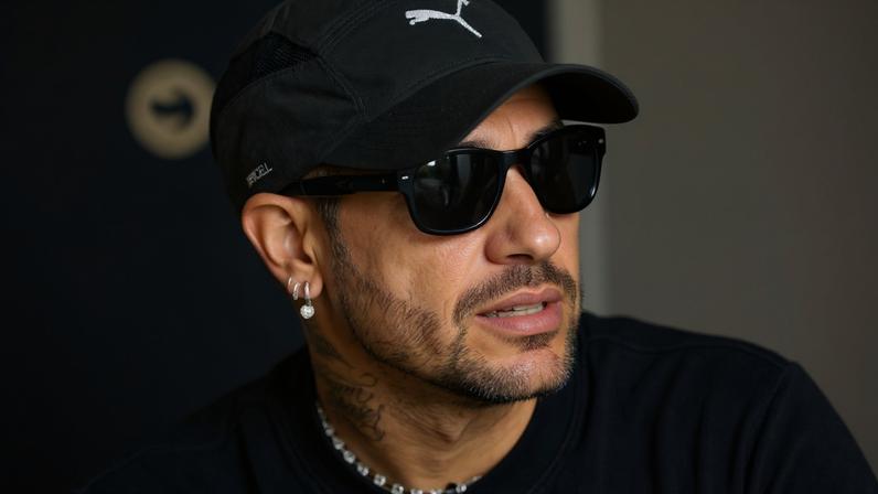 Filha de Neymar e Amanda surge com carros de brinquedo