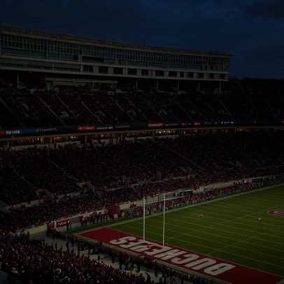 Por que os estádios universitários do college football são tão grandes