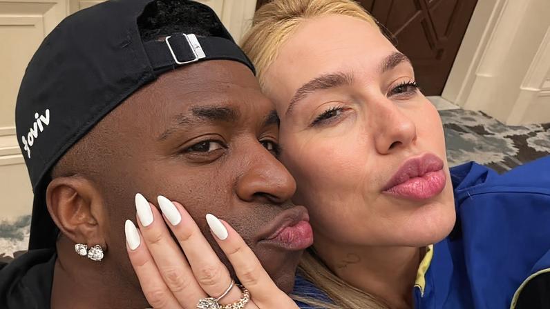 Virgínia Fonseca mostra o bebê e o quadro dela na casa de Vini