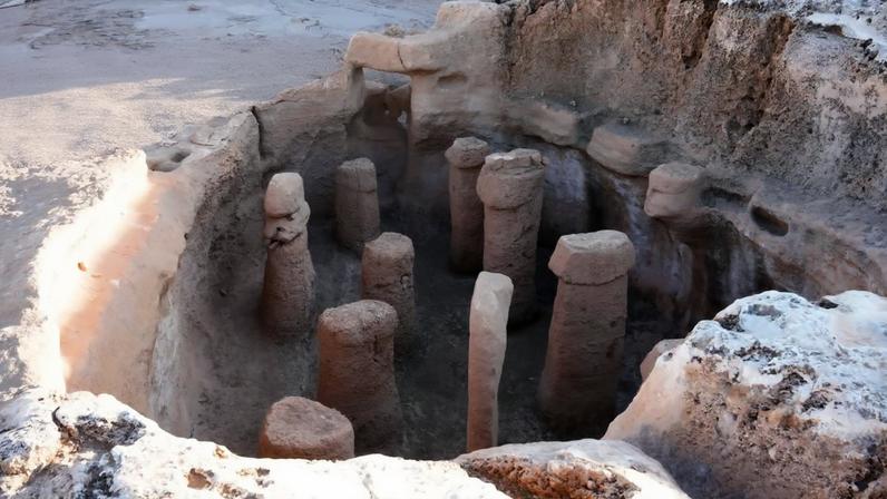Sítio arqueológico turco com duzentos e cinquenta pilares de pedra e esculturas tridimensionais – Créditos: depositphotos.com / EvrenKalinbacak