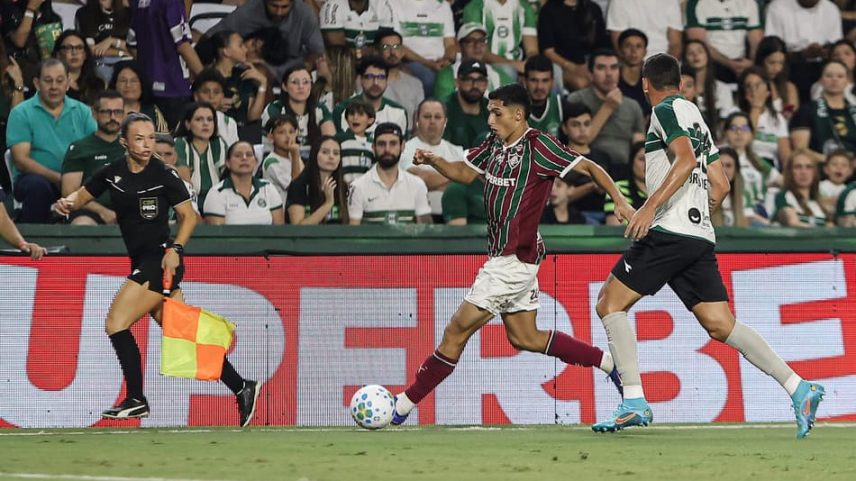 Kevin Serna em Coritiba x Fluminense pelo Brasileirão (Foto: LUCAS MERÇON / FLUMINENSE F.C.)