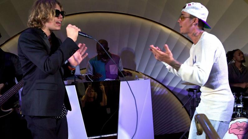 Justin Bieber apresenta The Kid Laroi durante 'Stay' no Coachella 2026