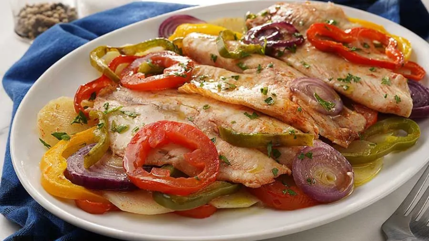 Tilápia assada no forno com batatas e cebola é opção simples e acessível para a Semana Santa; confira a receita