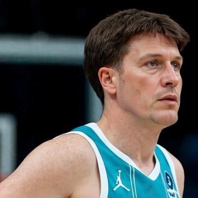 Calouro Kon Knueppel quebra recorde pelo Hornets