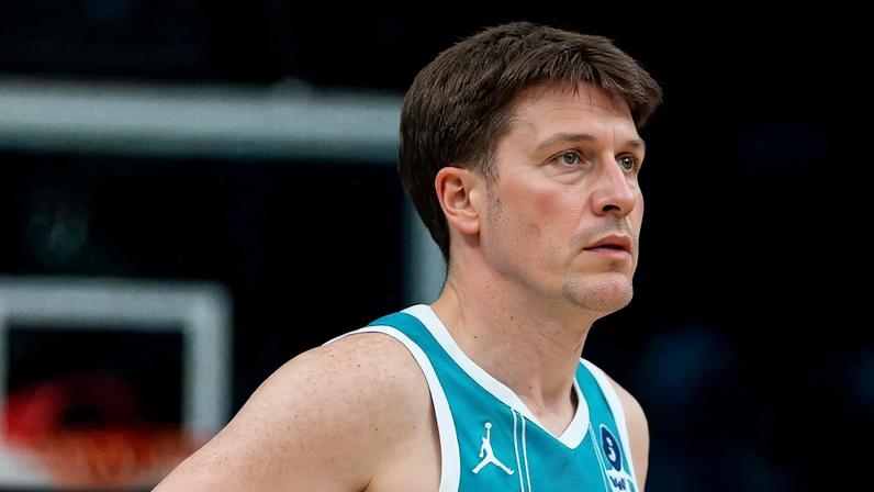 Calouro Kon Knueppel quebra recorde pelo Hornets