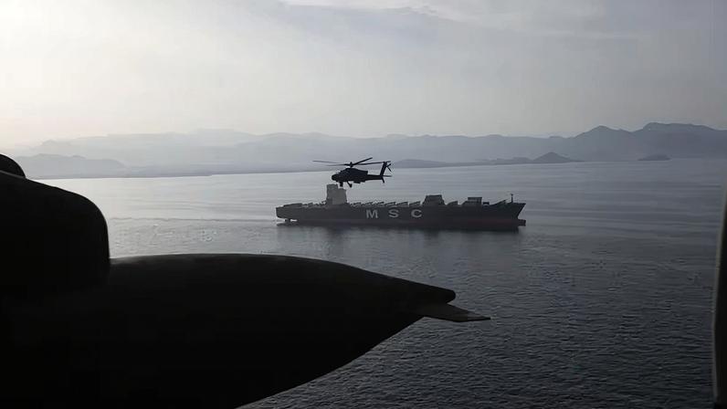 Helicópteros das forças americanas sobrevoam o Estreito de Ormuz durante patrulha