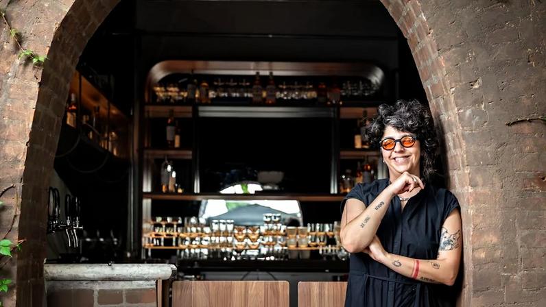 Chula Barmaid assina a carta do Nonna Rosa. Foto: Mário Rodrigues/Divulgação
