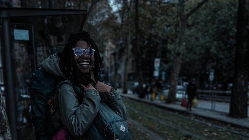 Trabalho dos sonhos? Ela era paga em dólar para viajar pelo mundo, mas decidiu largar o emprego