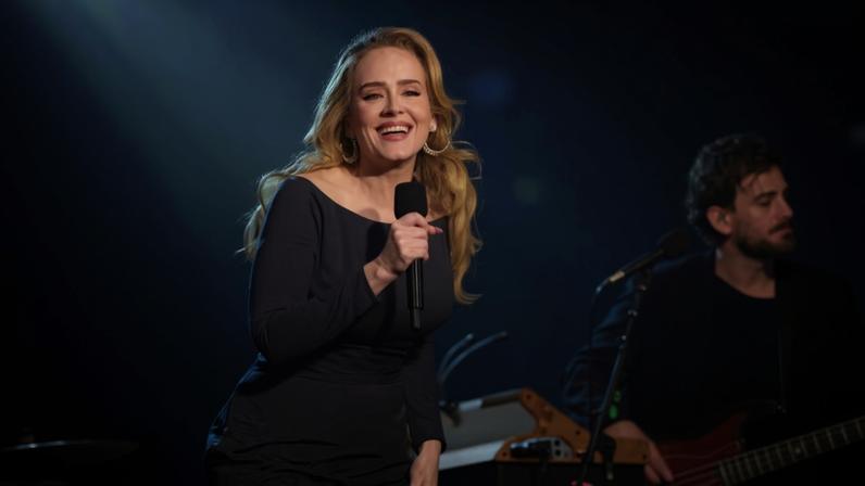 Adele mira no cinema e prepara música inédita para novo filme